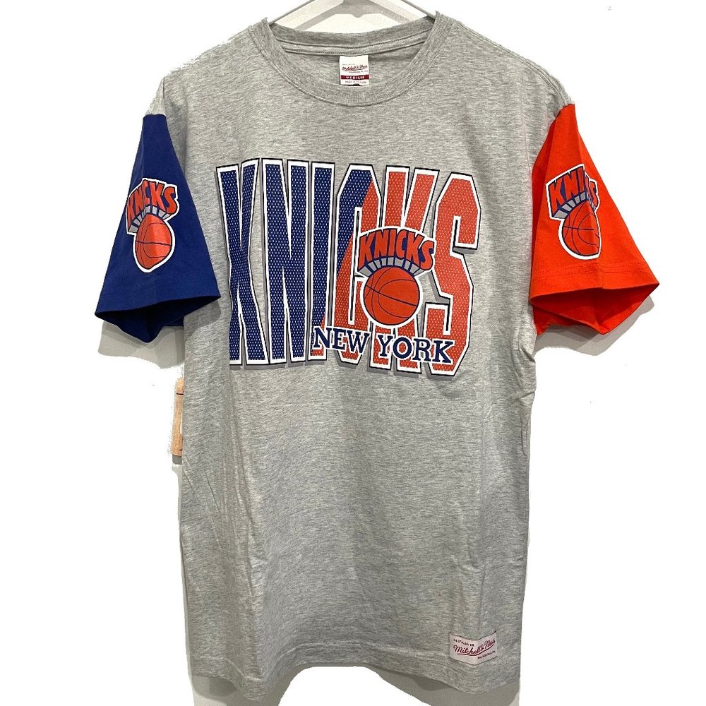 NBA NEW YORK KNICKS MITCHELL & NESS TSHIRT- COLORED SLEEVES- MEDIUM